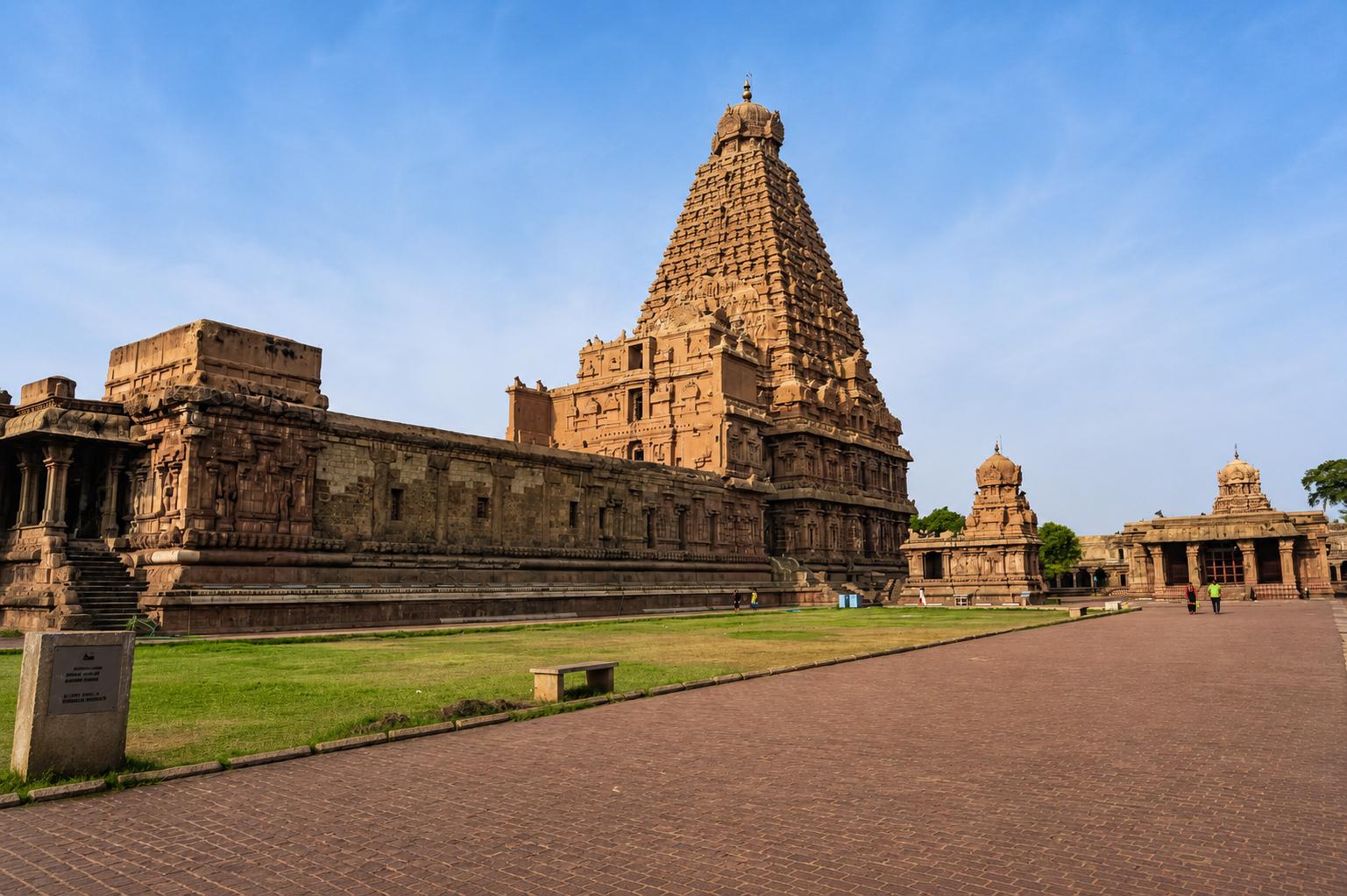 The great vimana of the Brihadeeswarar temple at Thanjavur beneath a blue sky