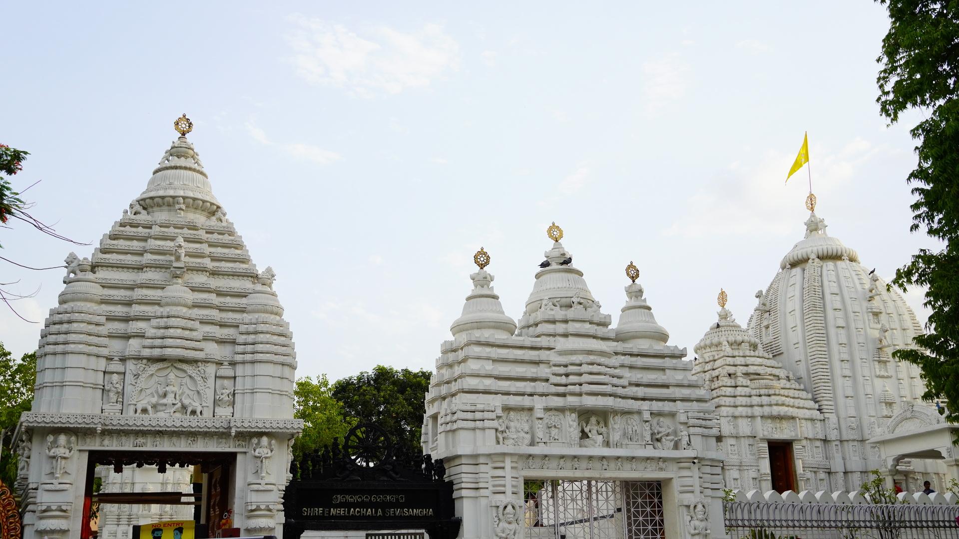 The white-marble Jagannath temple in New Delhi beneath a blue sky
